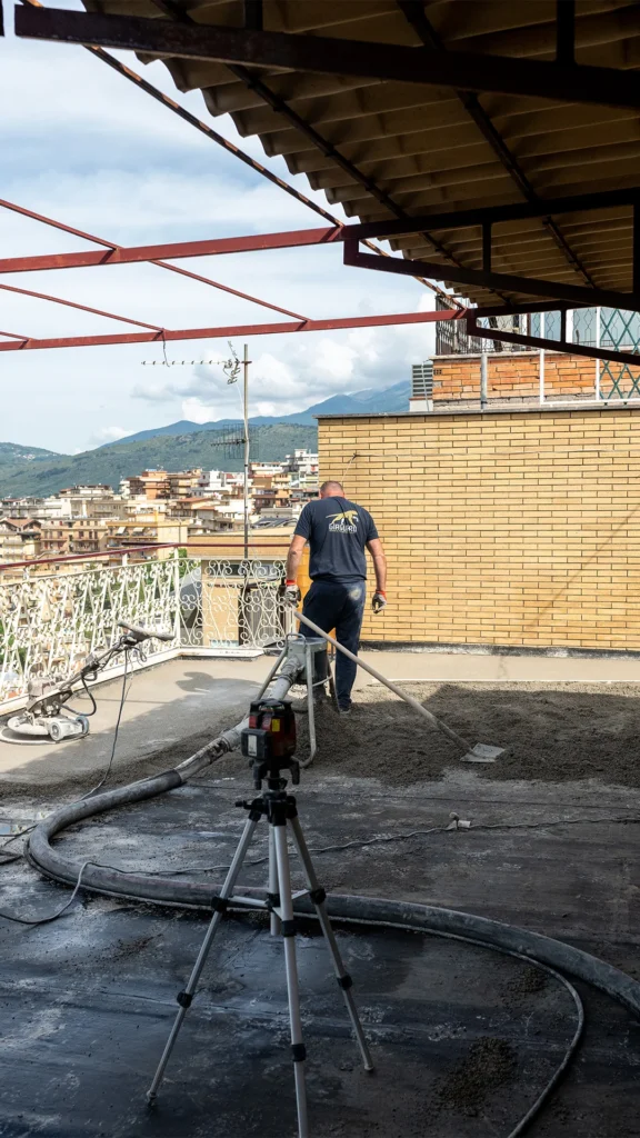 Operaio in un cantiere durante la posa di massetto alleggerito