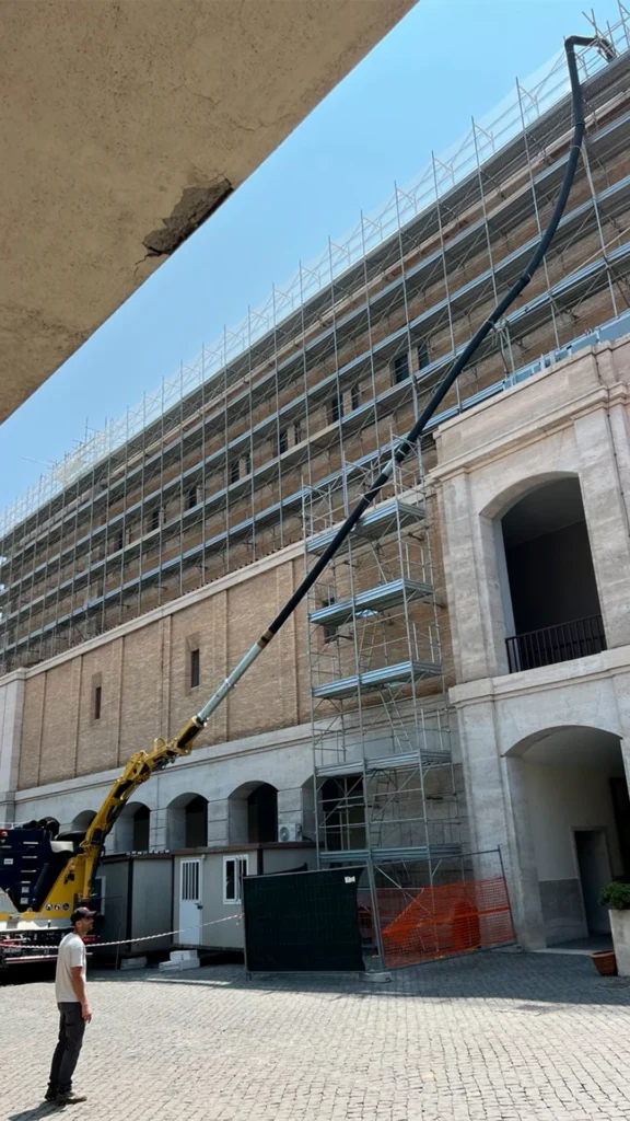 Escavatore a risucchio per ristrutturazione appartamento in condominio