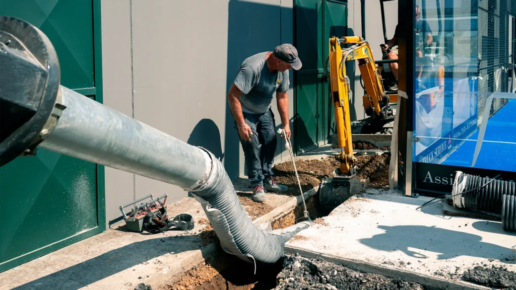 impresa edile per aspirazione materiali da scavo con escavatore a risucchio