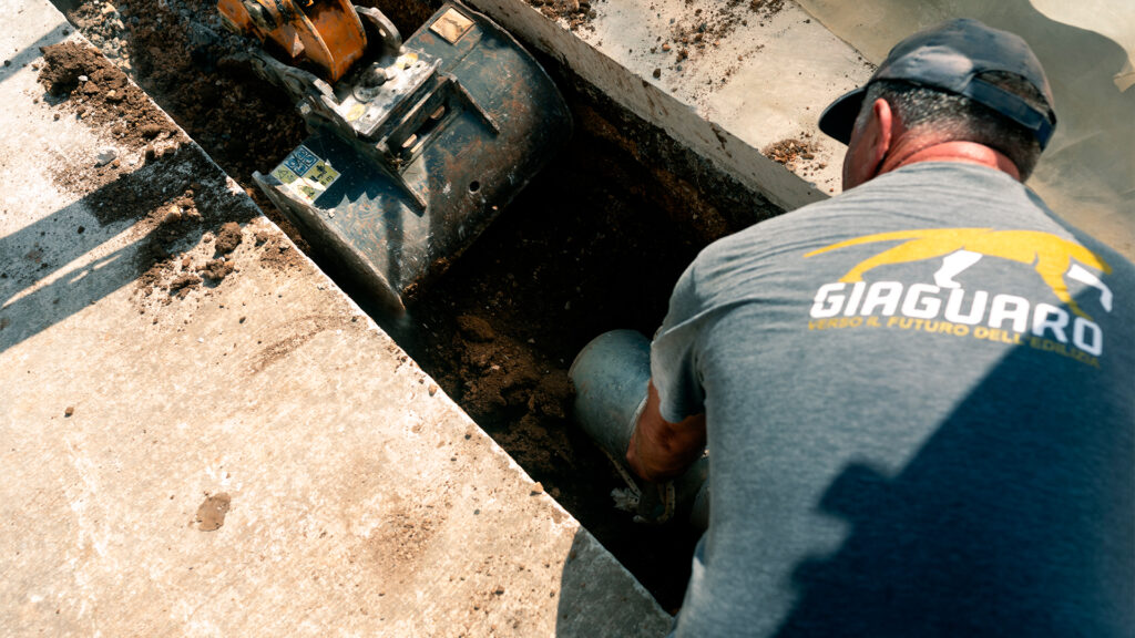 Aspirazione terra con escavatore a risucchio per dissotterramento sottoservizi
