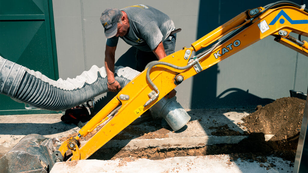 Operaio edile impegnato nel dissotterramento sottoservizi