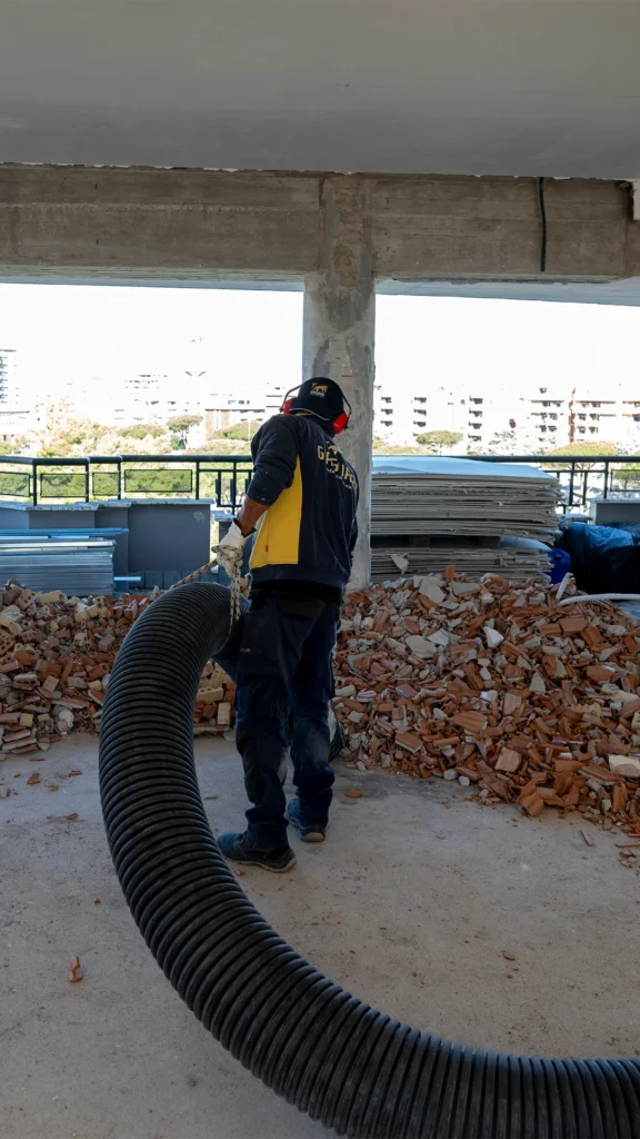 operaio edile impegnato nella posa di calcinacci 