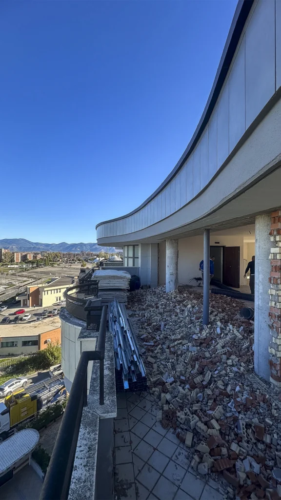 terrazzo pieno di calcinacci a seguito di una ristrutturazione chiavi in mano, che verranno aspirati tramite aspirazione a risucchio