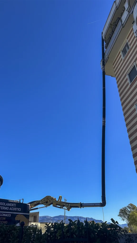 nell'immagine è presente un tubo di aspirazione calcinacci utilizzato per agevolare una ristrutturazione chiavi in mano