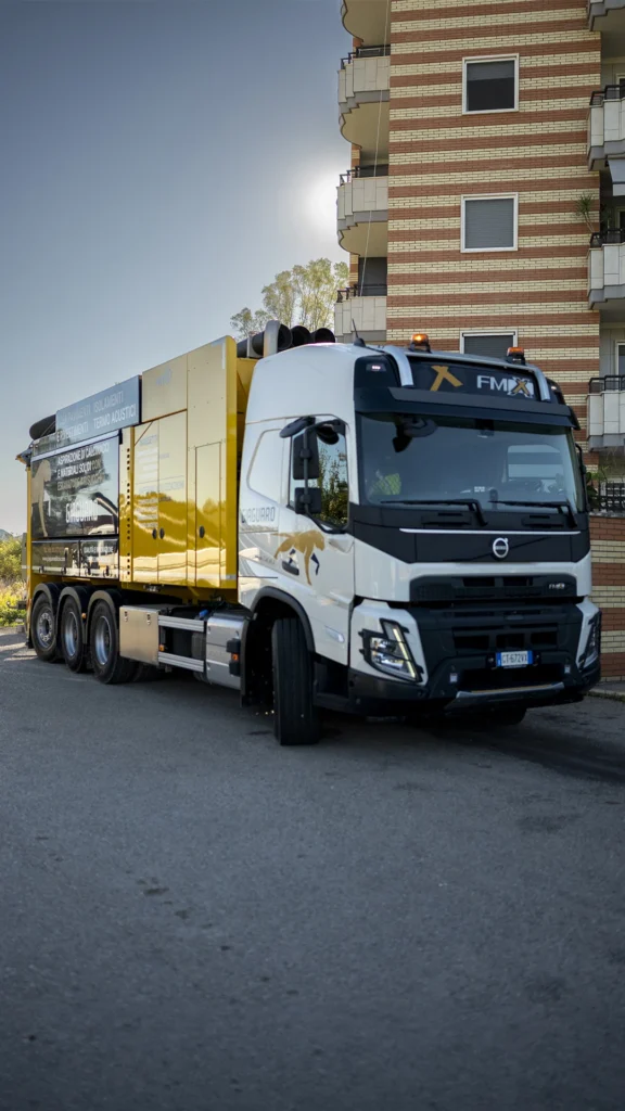 camion aspirazione calcinacci parcheggiato sotto un condominio interessato da ristrutturazione chiavi in mano