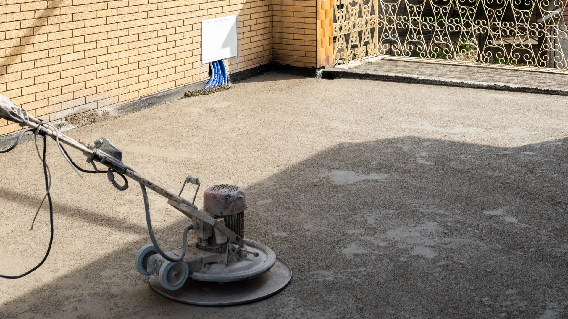 Posa di diversi tipi di massetto tramite strumento apposito