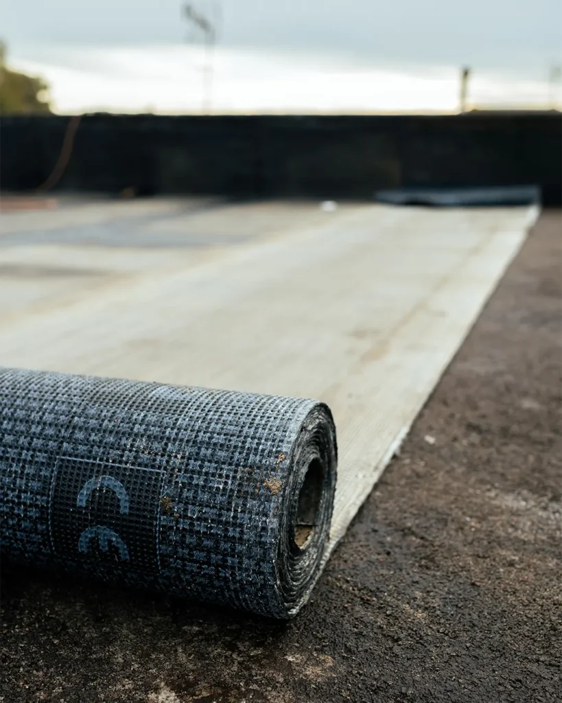 Posa guaina impermeabilizzante sul tetto di un edificio commerciale