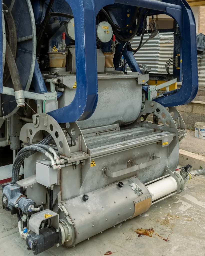 Mezzo edile specializzato nella posa di massetto autolivellante