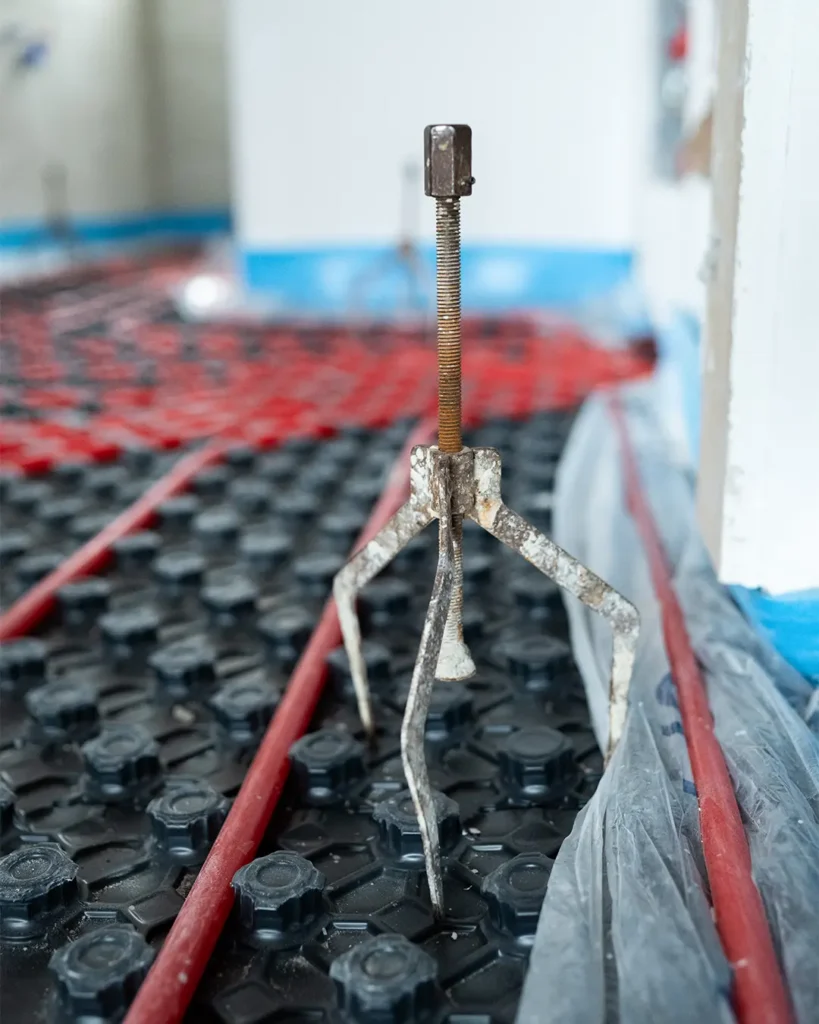 Piedino per posa massetto autolivellante su impianto radiante