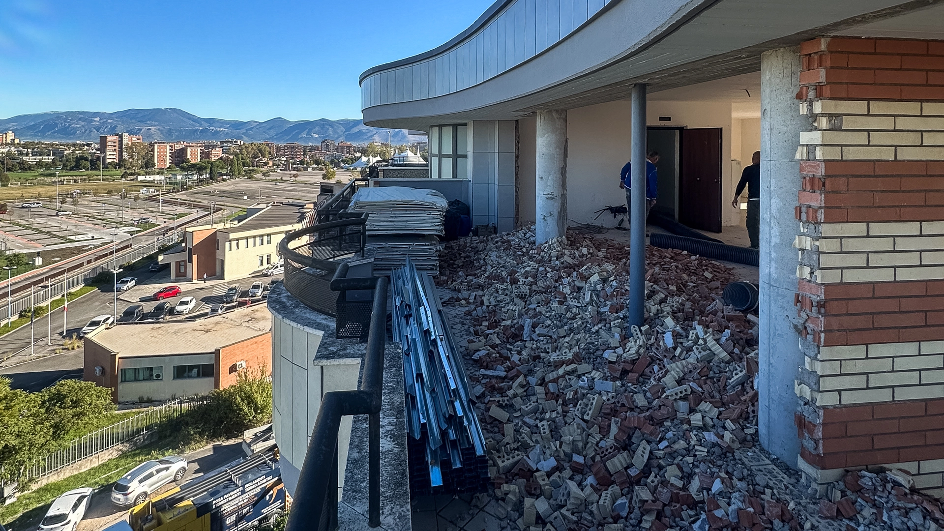 Edificio in ristrutturazione con macerie per terra