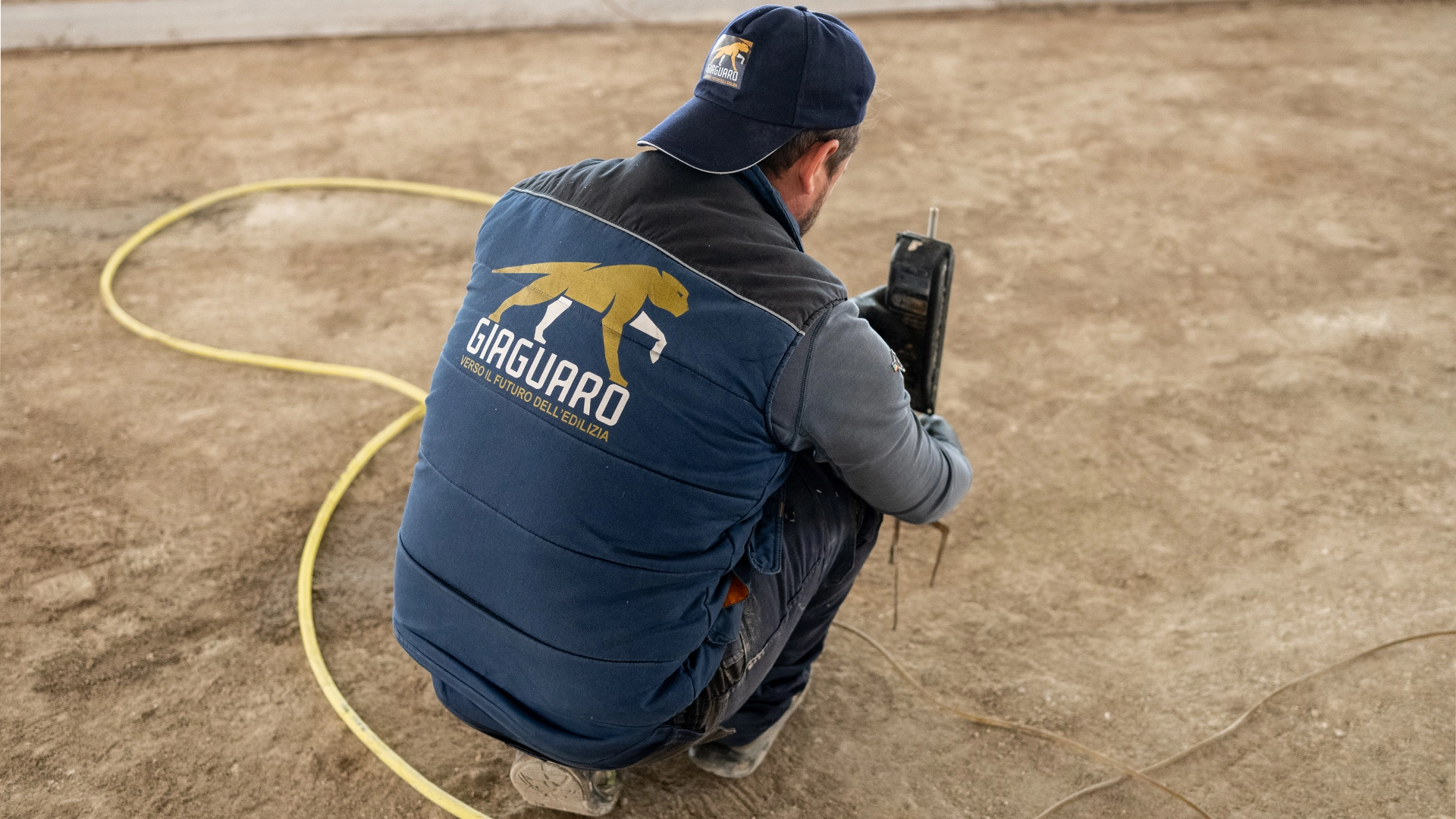 Operaio edile intento nella preparazione del cantiere per rifare il massetto