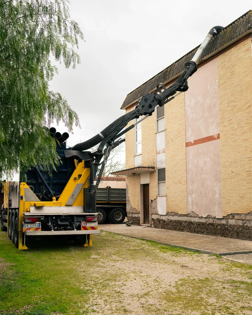 Camion escavatore a risucchio posizionato accanto al cantiere
