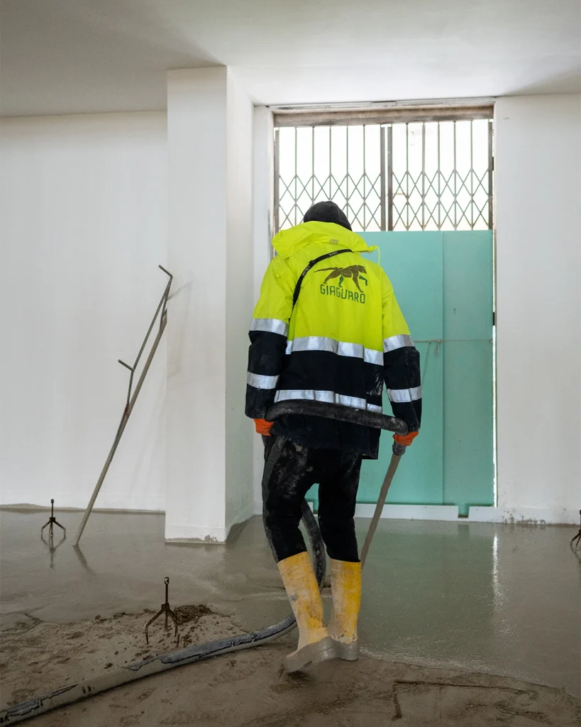Operaio impegnato nella posa di massetto a basso spessore